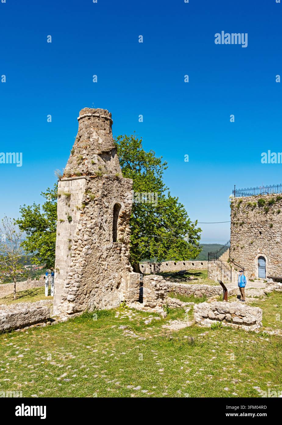 Antiche rovine in pietra del minareto della moschea Sultan Mehmed Fatih all'interno del terreno del castello di Kruja, Krujë, Albania Foto Stock