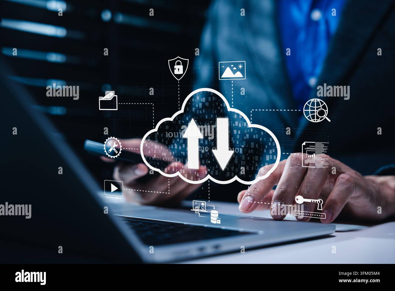 Concetto di cloud computing e trasferimento di dati sicuro. Persona che utilizza un laptop con icone per caricamento, scaricamento, sicurezza informatica, archiviazione, backup, accesso di rete, Foto Stock