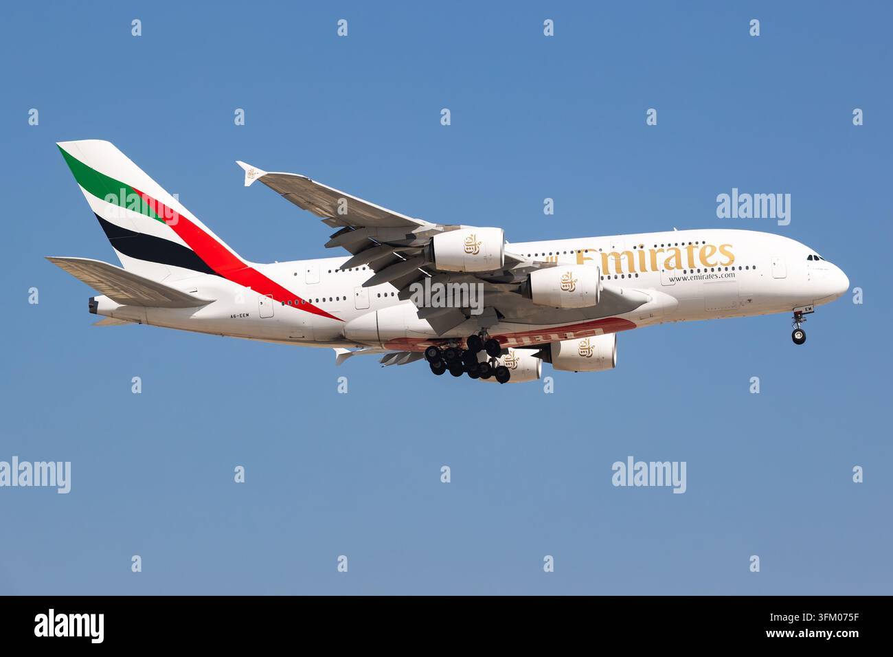 Airbus A380 di Emirates (A6-EEM) in atterraggio all'aeroporto internazionale di Dubai il 23 novembre 2025 a Dubai, UAE Foto Stock