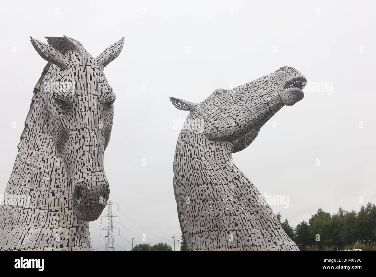Le sculture Kelpies sono una coppia di teste di cavalli giganti in acciaio costruite come omaggio ai cavalli che hanno alimentato la crescita della Scozia. Foto Stock