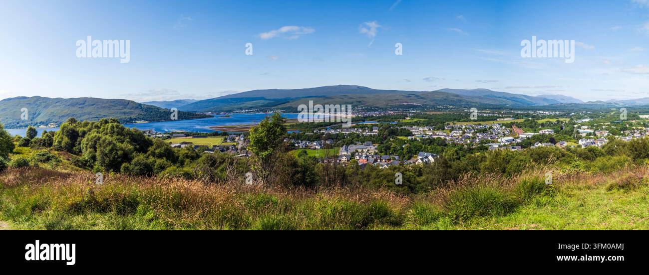 Vista panoramica su Fort William e Loch Linnhe da una collina erbosa Foto Stock
