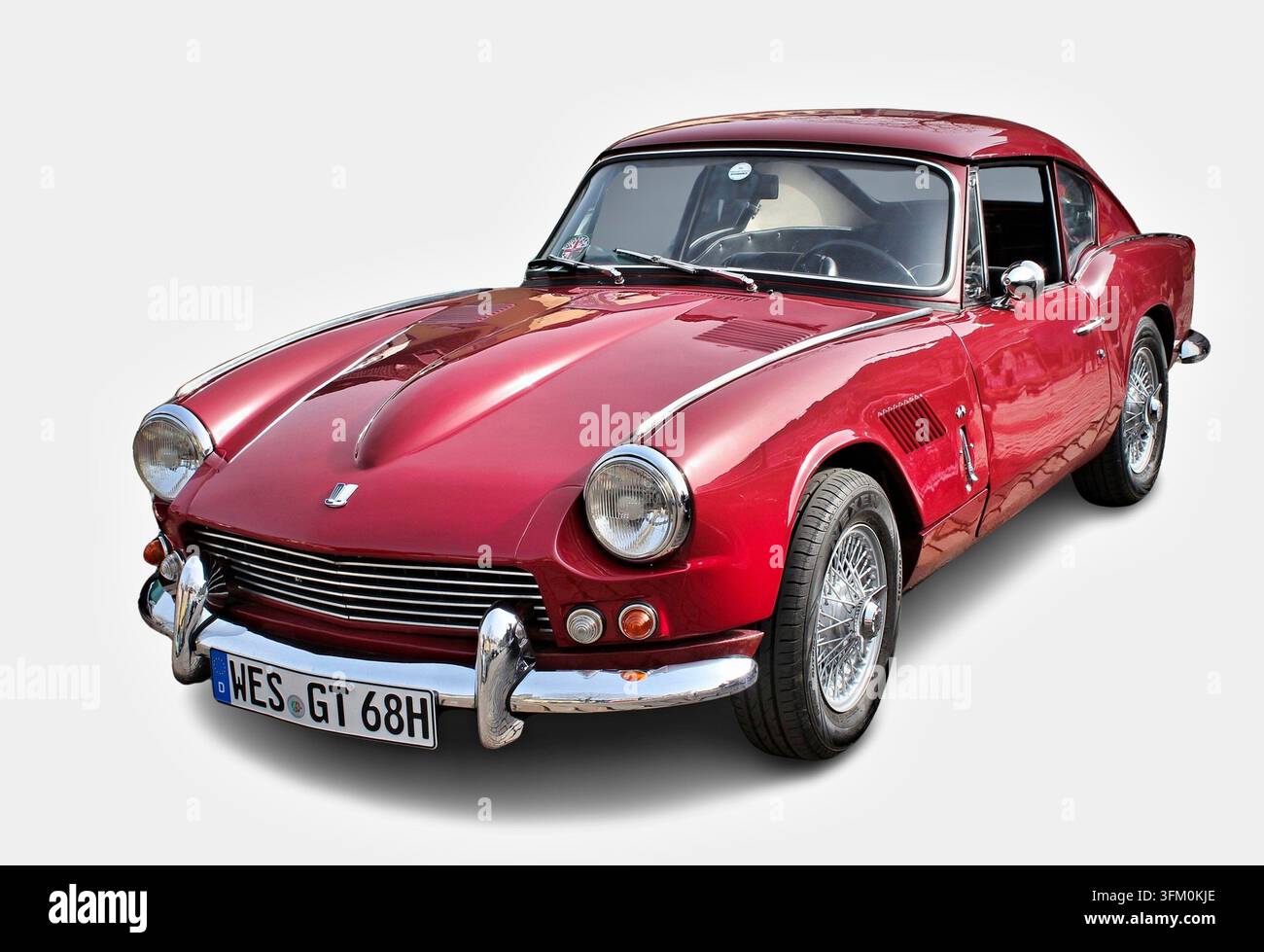 Auto classica Triumph GT6 rossa con linee eleganti e ruote in filo Foto Stock