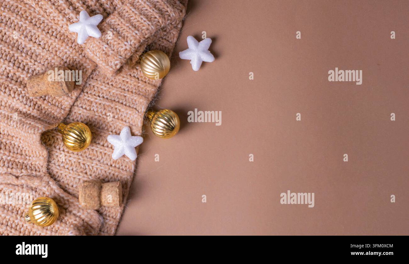 Biglietto di Natale. Ci sono palline di albero di Natale intorno alla foglia vuota sulla copertina. Primo piano con spazio di testo chiaro Foto Stock