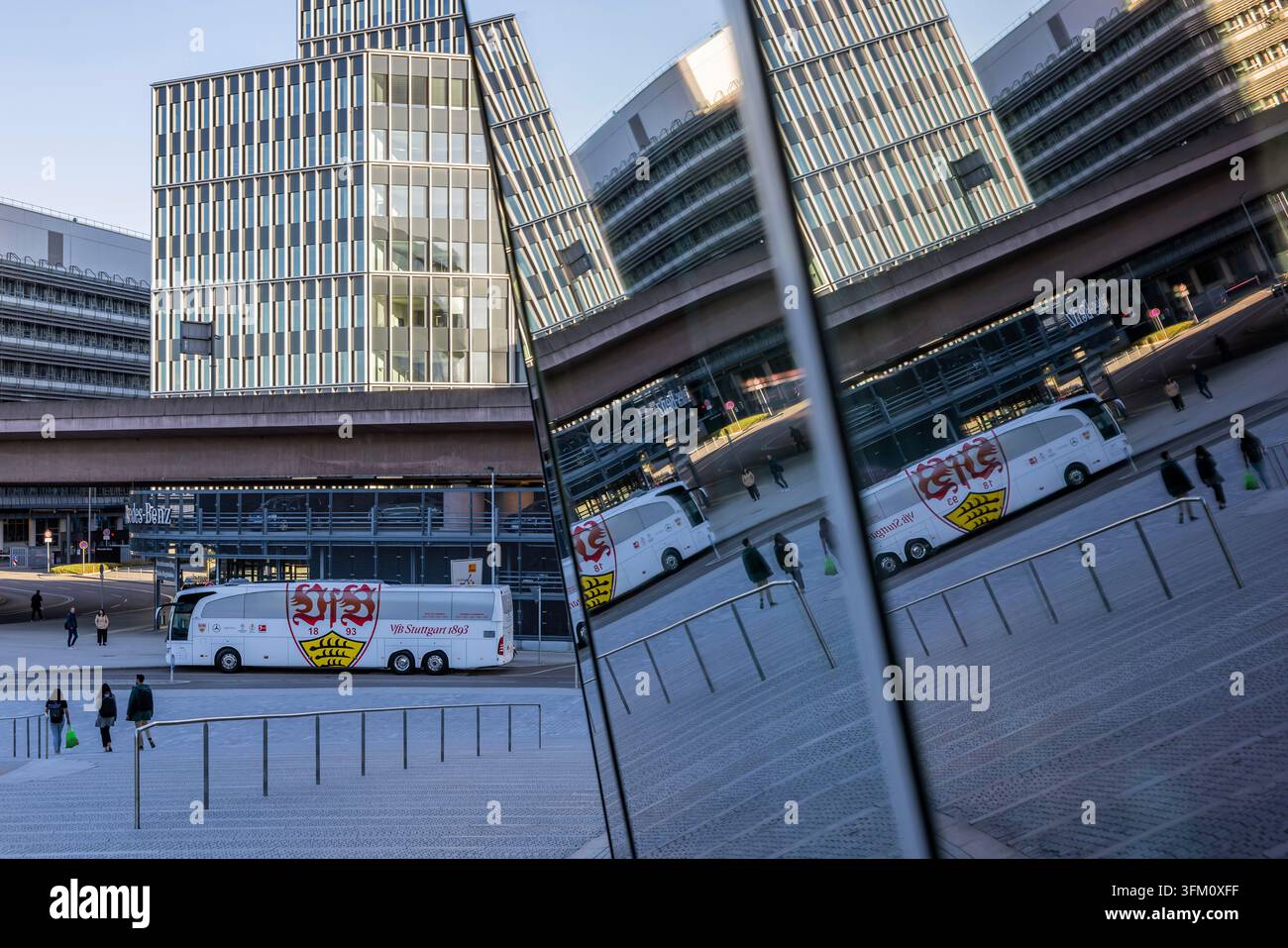 Sede della Mercedes-Benz Group AG. L'edificio si riflette nelle finestre del Museo Mercedes-Benz. Davanti, un pullman della squadra del VfB Stuttgart. S Foto Stock