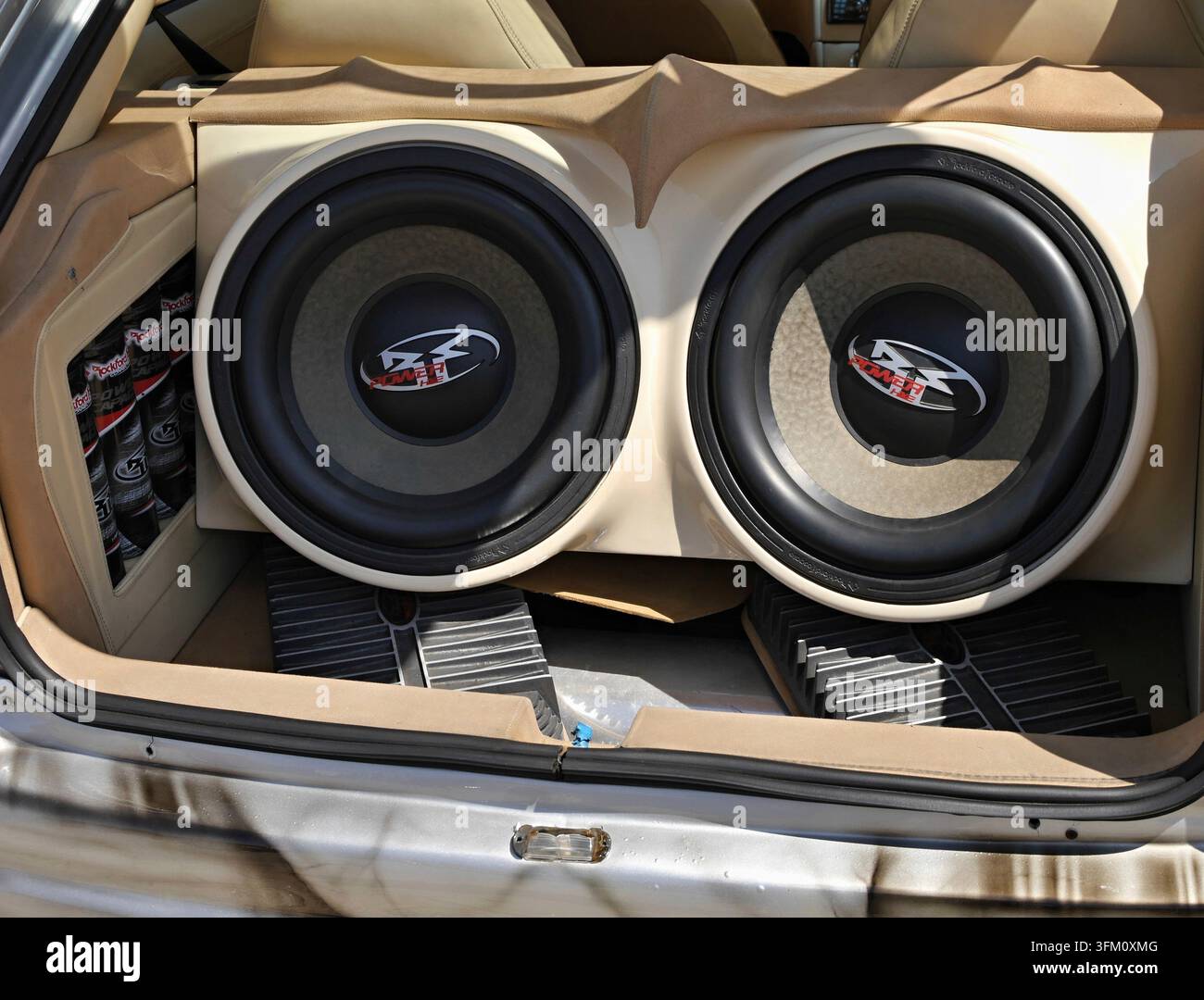 Subwoofer e amplificatori audio per auto che lavorano insieme per un suono potente Foto Stock