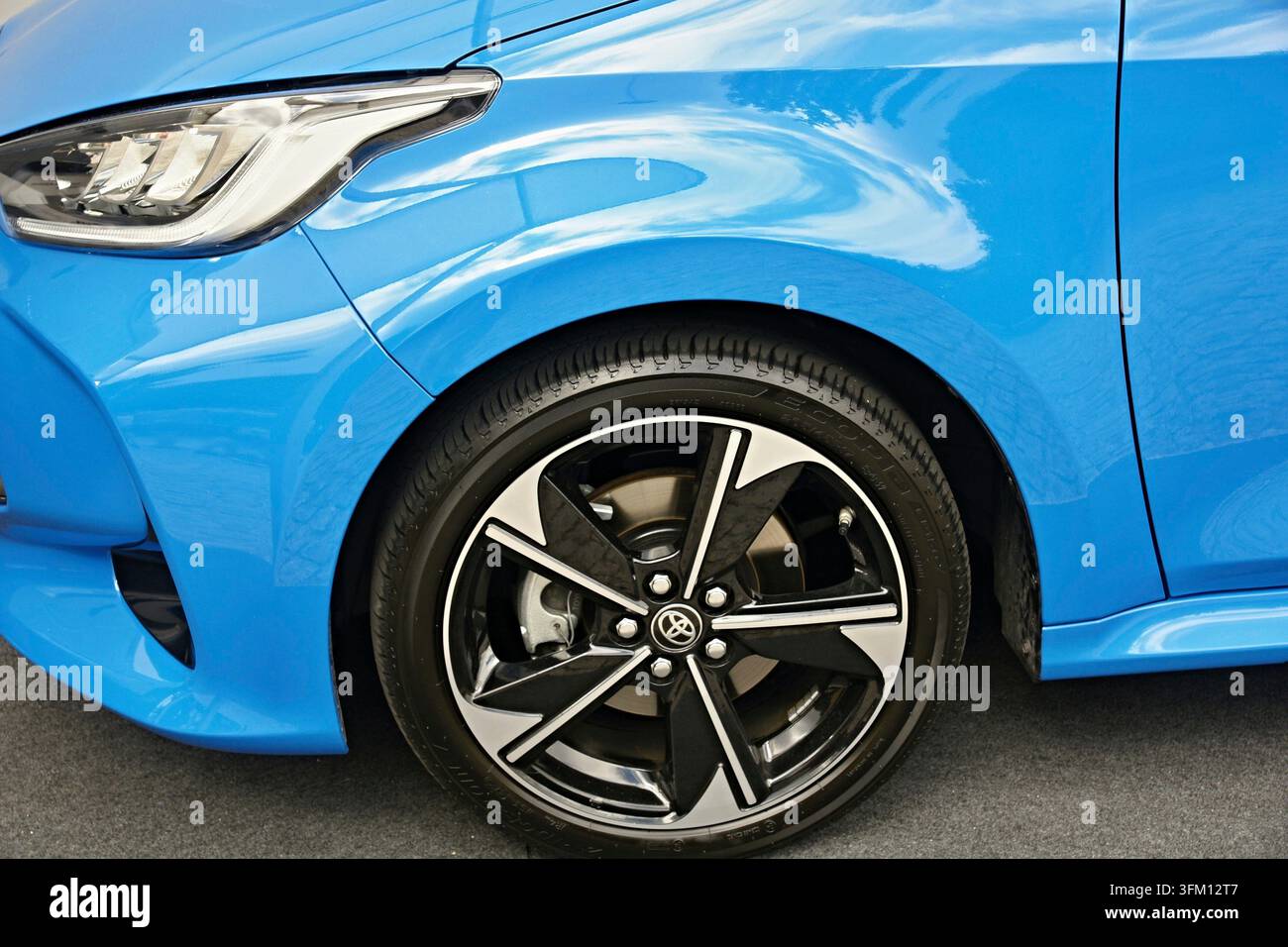 Autovettura Toyota Yaris con faro anteriore, carrozzeria blu e cerchio in lega Foto Stock