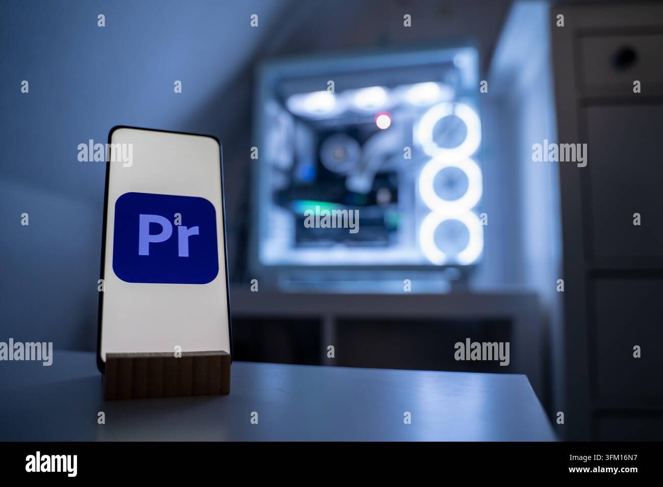 Il logo del software di editing video Adobe Premiere Pro è mostrato davanti a un computer da gioco. Il software richiede una potenza di calcolo sostanziale per l'editing video. 24.01.2026. Foto Stock