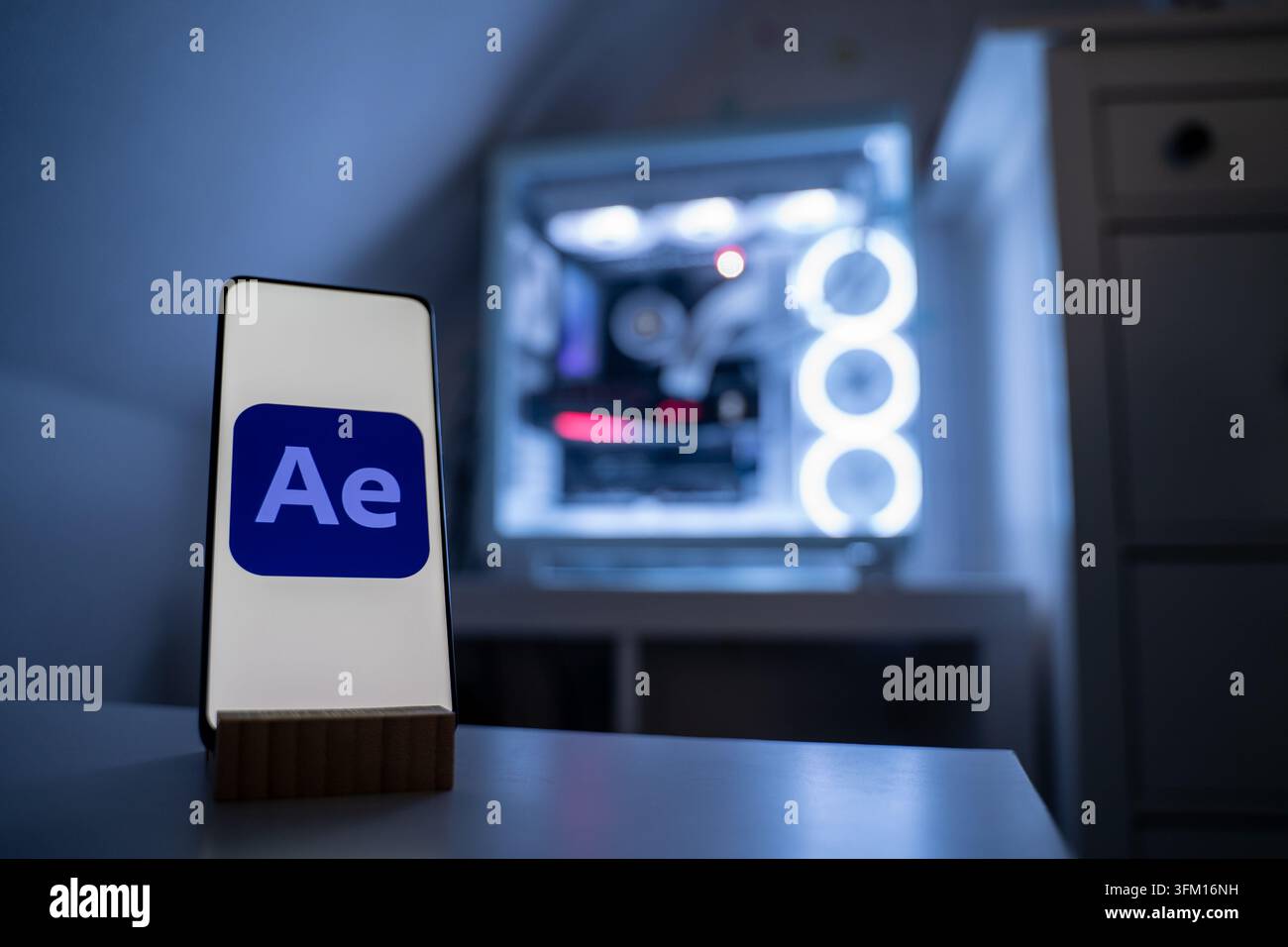 Il logo del software di compositing e animazione Adobe After Effects è mostrato davanti a un computer da gioco. Il programma pone elevate richieste sul processore, la scheda grafica e la memoria. 24.01.2026. Foto Stock