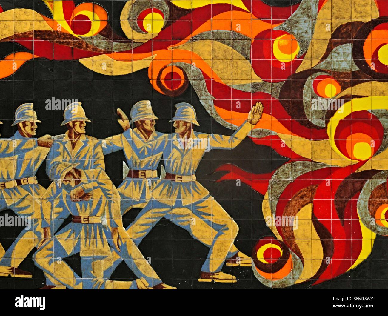 Vigili del fuoco in movimento su uno sfondo di fiamme stilizzate in un mosaico decorativo di piastrelle Foto Stock