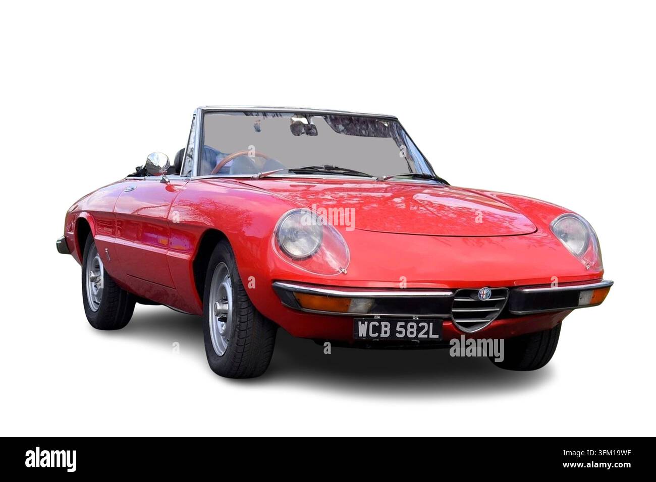 Automobile sportiva vintage Alfa Romeo Spider rossa su sfondo bianco Foto Stock