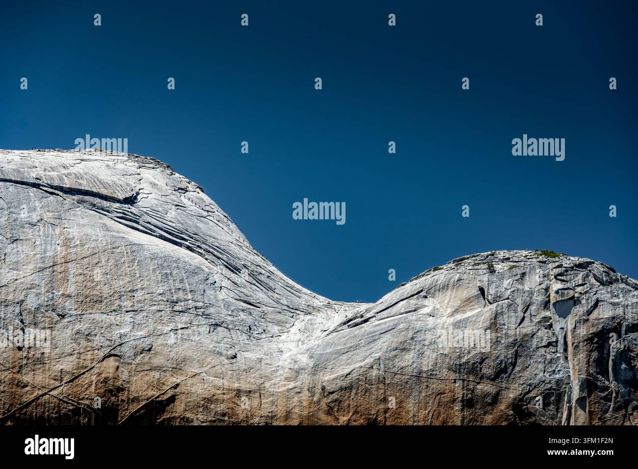 Arrampicatore su Sub Dome e Half Dome visto dal basso nello Yosemite Foto Stock