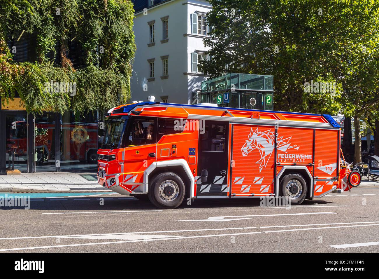 Veicolo di soccorso e antincendio ibrido (Hybrid-HLF) dei vigili del fuoco di Stoccarda. Prove pratiche di autopompe a propulsione alternativa nelle municipalità Foto Stock