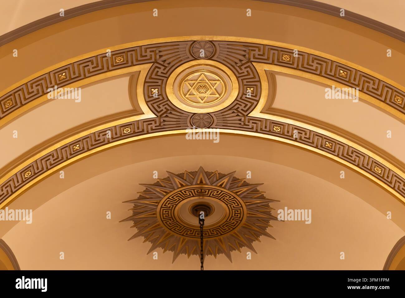Arco del soffitto ornato con una Stella di Davide alla Gran Loggia di Holborn, Londra, decorato per simboleggiare rituali massonici esoterici. Foto Stock