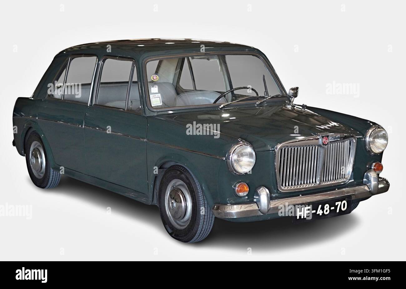 Auto classica MG 1100 verde su sfondo bianco Foto Stock