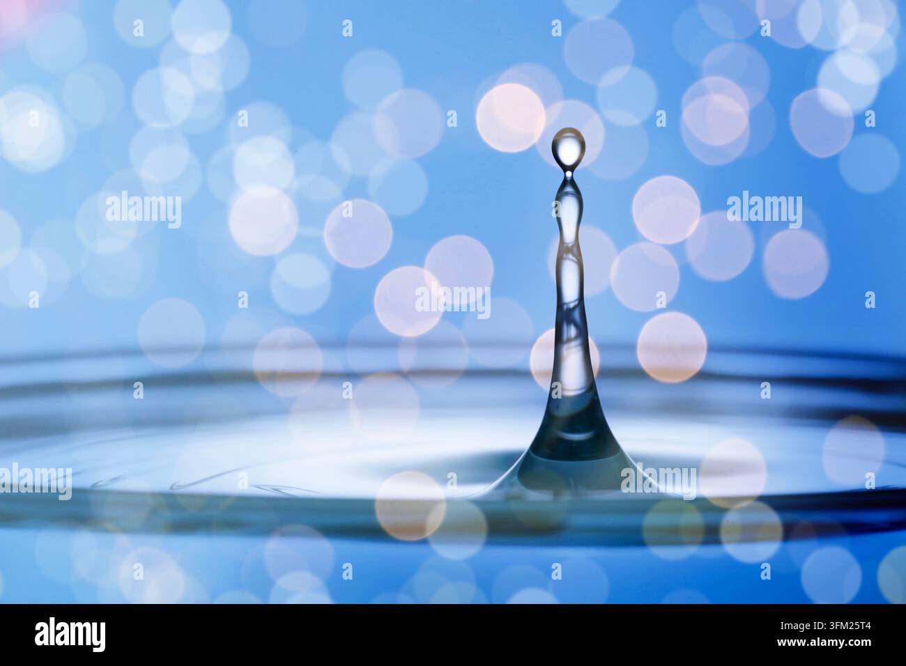 Schizzo d'acqua con gocce, effetto bokeh. Concetto di conservazione dell'acqua Foto Stock