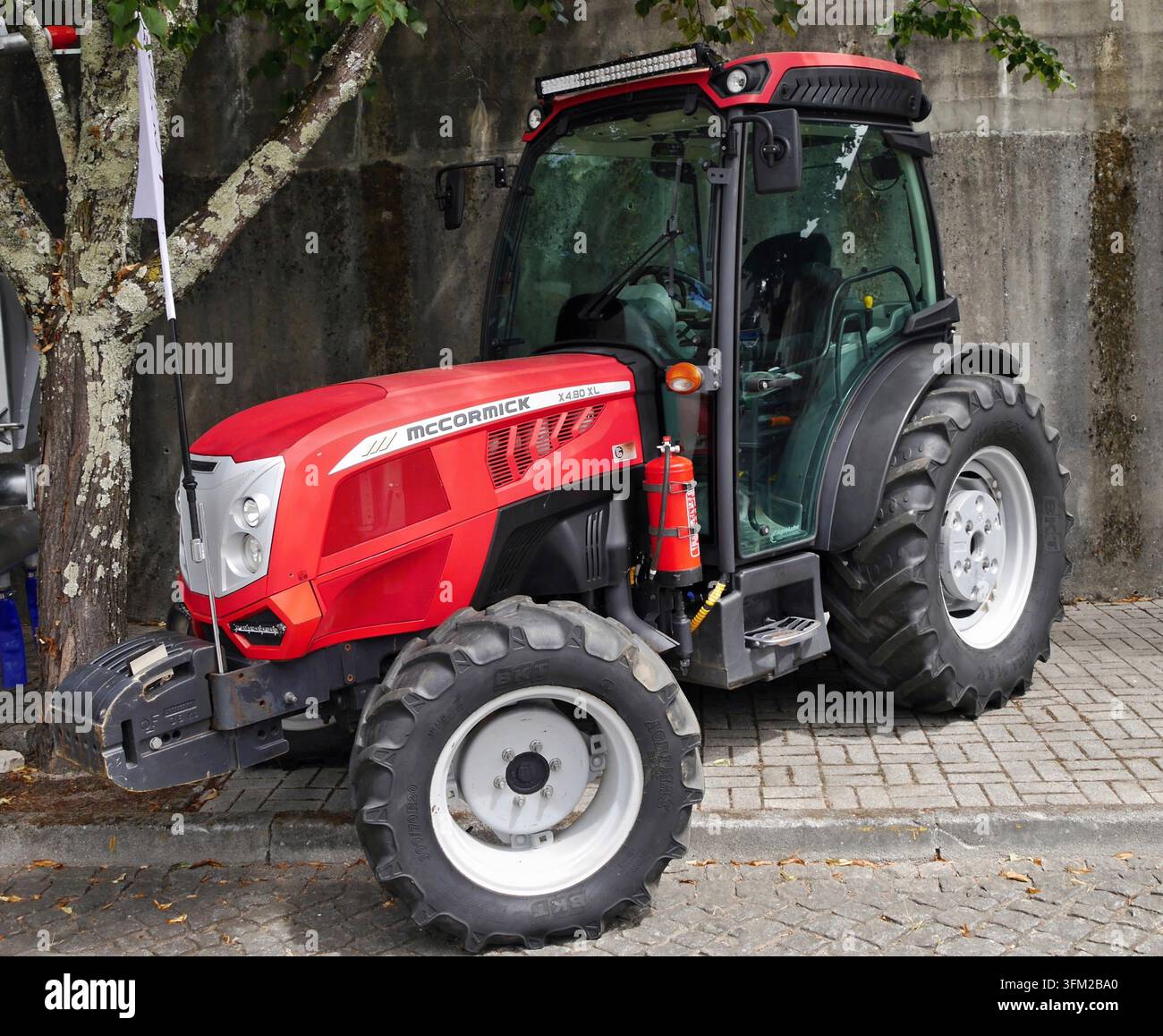 Trattore agricolo rosso, modello McCormick X4.40XL, pronto per il lavoro agricolo Foto Stock