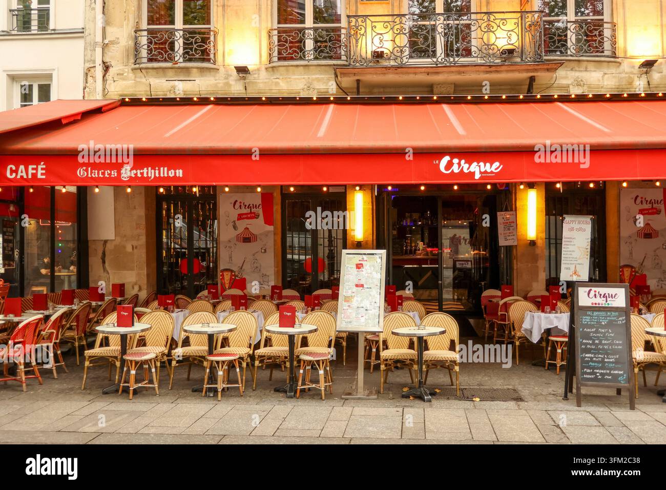 Terrazza del caffè a Parigi sulla rue Saint-Louis-en-l'Île, esperienza invitante di cena in strada Foto Stock