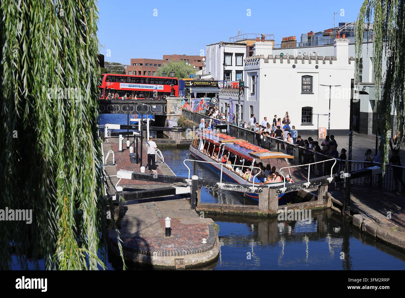 Destinazione turistica popolare Camden Lock sul Regent's Canal nel nord di Londra, Regno Unito. Foto Stock