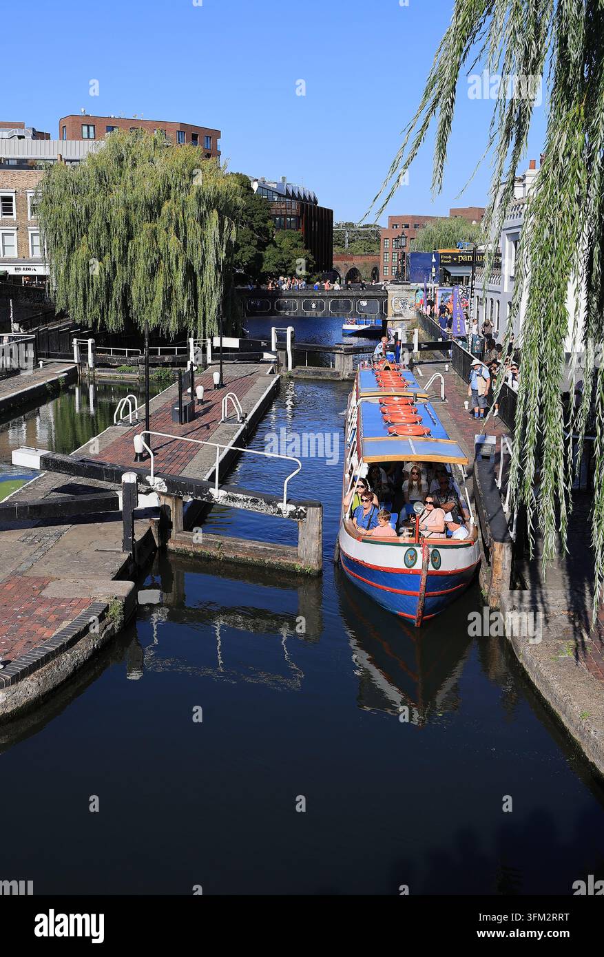 Destinazione turistica popolare Camden Lock sul Regent's Canal nel nord di Londra, Regno Unito. Foto Stock