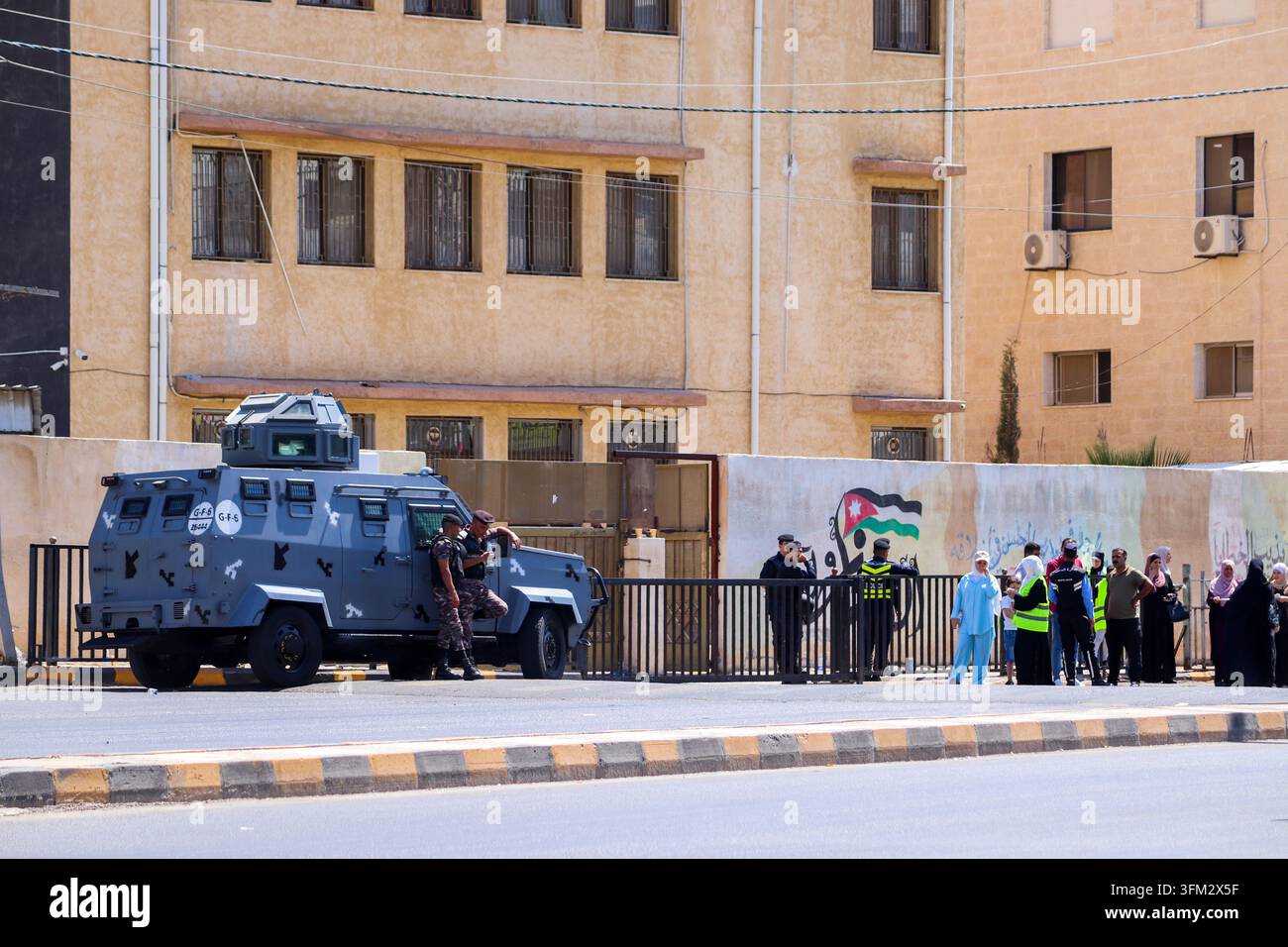 Amman, Giordania : Forze di gendarmeria giordane - veicolo di sicurezza (elezioni parlamentari giordane) voto del popolo giordano Foto Stock