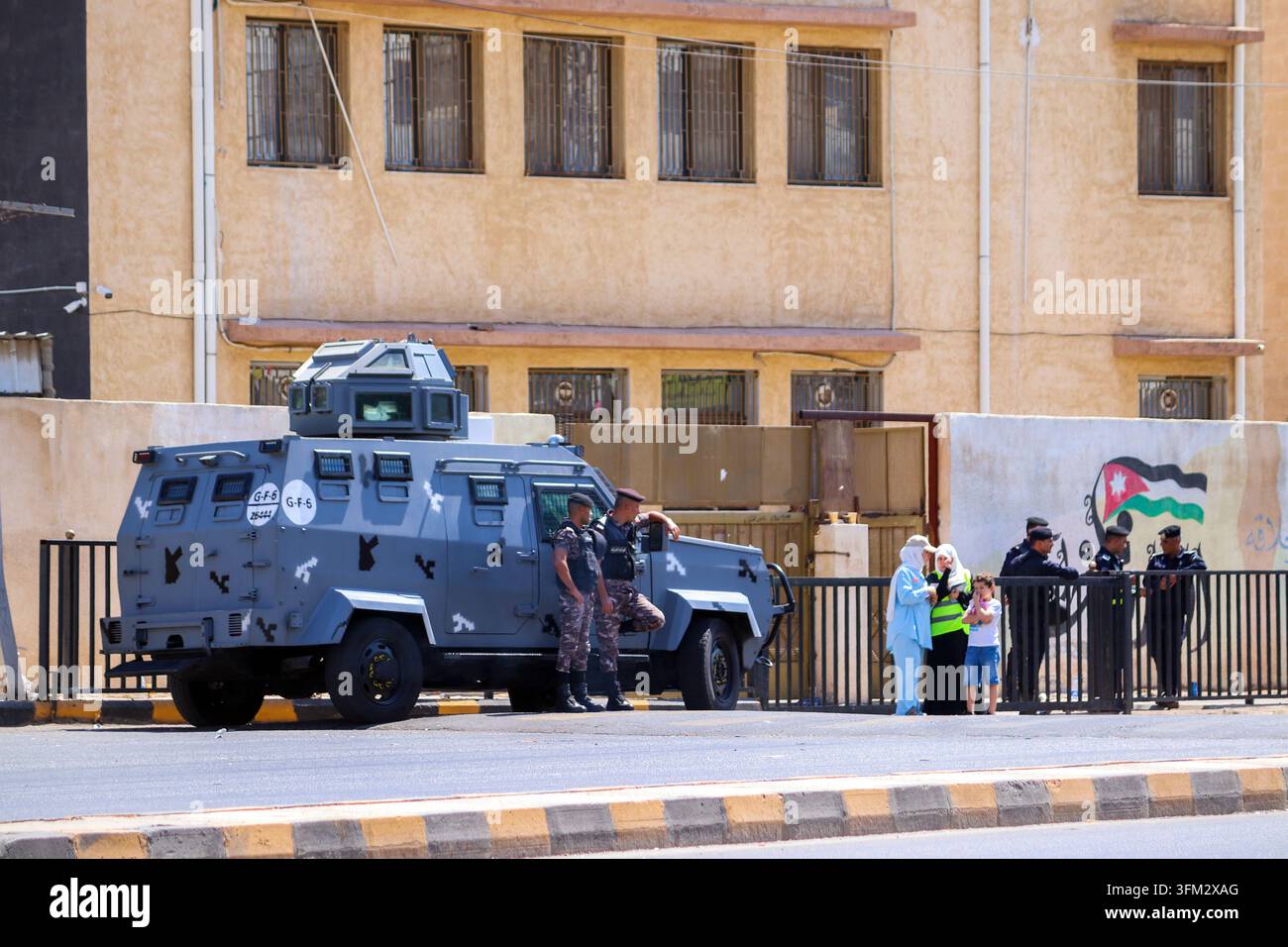 Amman, Giordania : Forze di gendarmeria giordane - veicolo di sicurezza - Elezioni parlamentari giordane - voto del popolo giordano Foto Stock