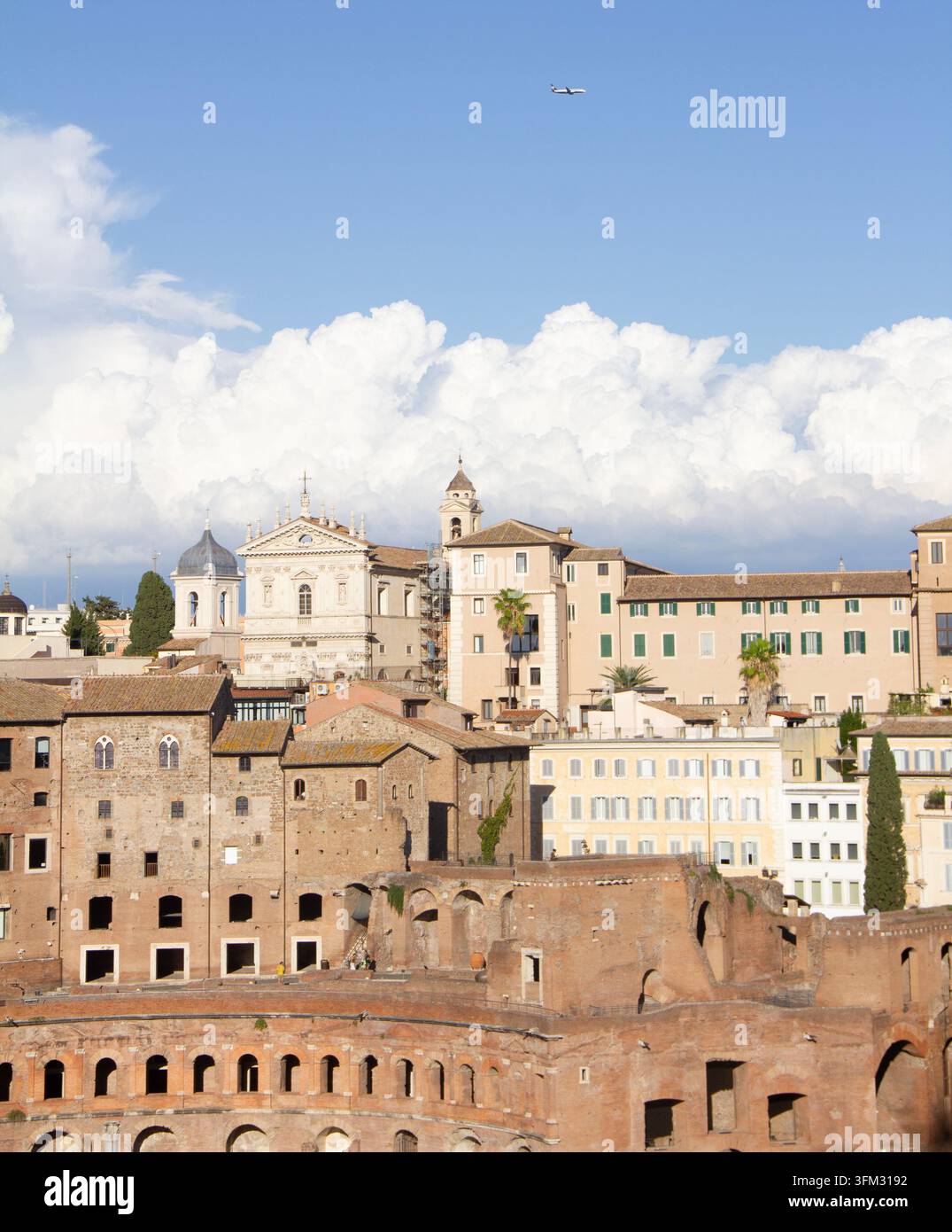 Vista panoramica del Mercato di Traiano (Mercati di Traiano) e dei monumenti romani circostanti a Roma, Italia. Foto Stock