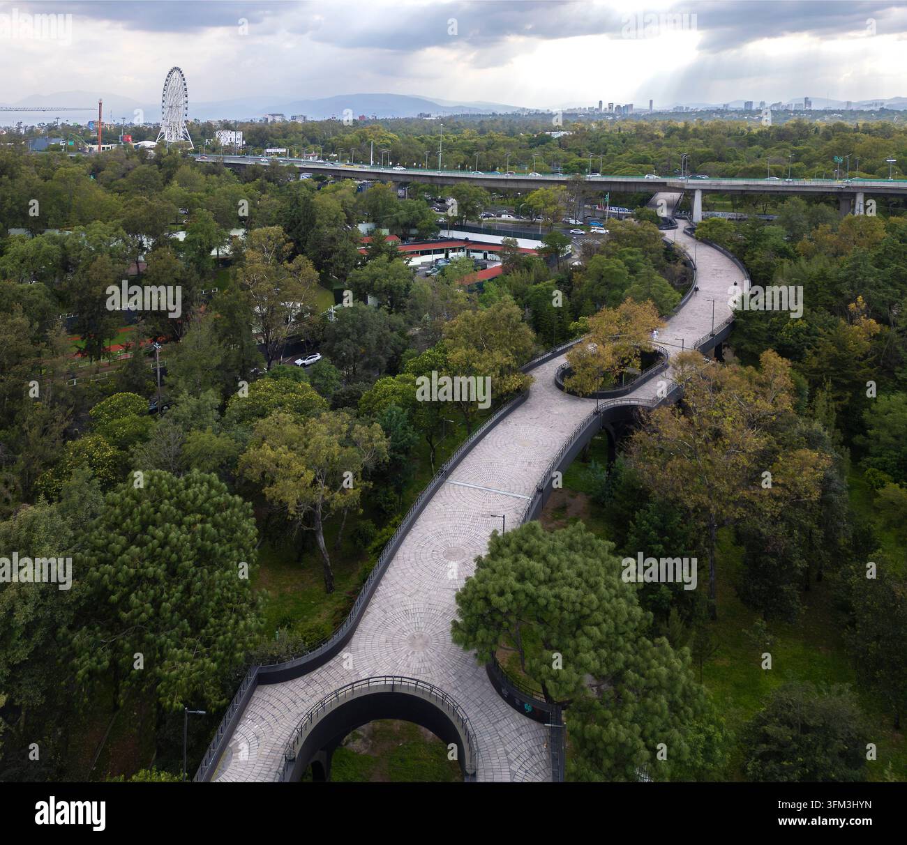 Calzada Flotante, un percorso pedonale e ciclabile elevato nel Bosque de Chapultepec, Città del Messico, che attraversa l'autostrada Periférico Foto Stock
