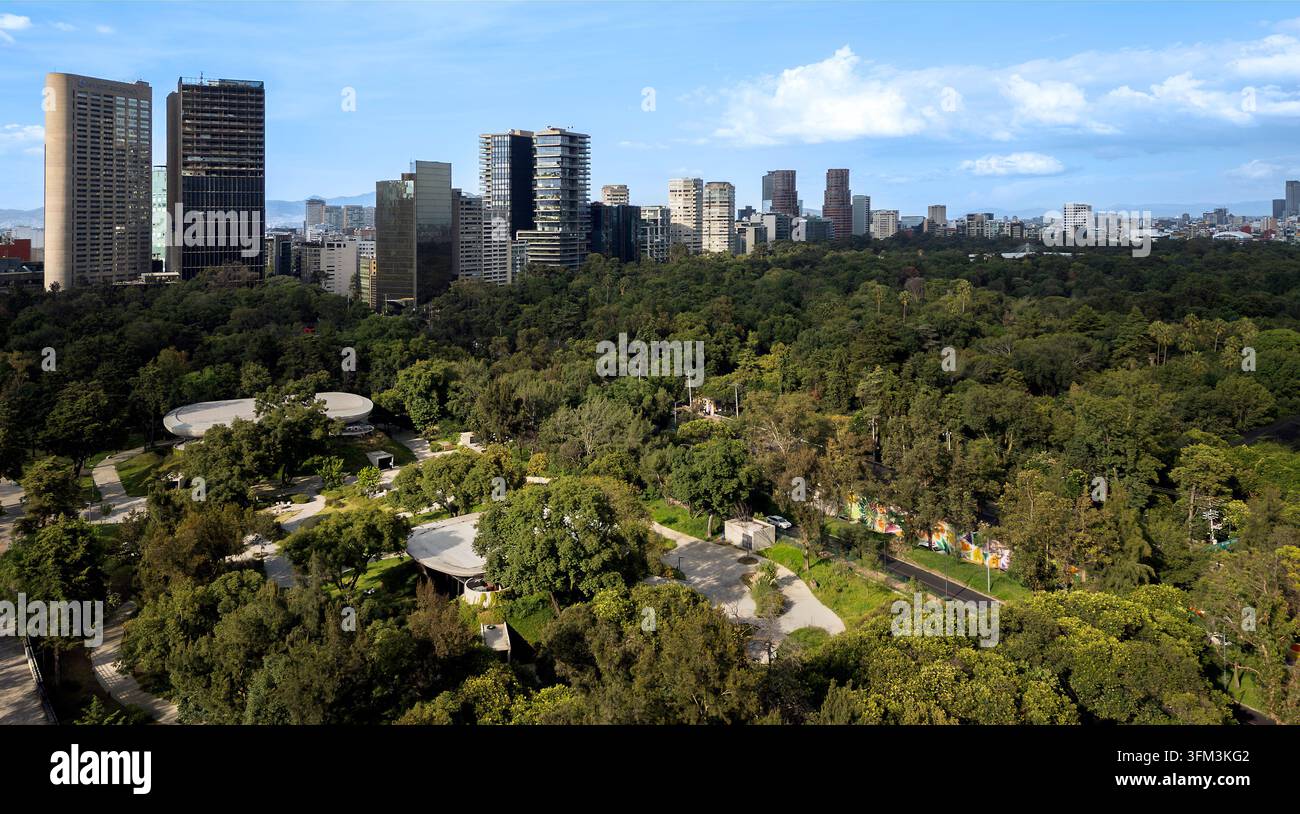 Vista aerea dal Jardín Escénico, Parco Chapultepec, offre una vista panoramica sullo skyline degli alti edifici di Polanco, Città del Messico, Messico Foto Stock