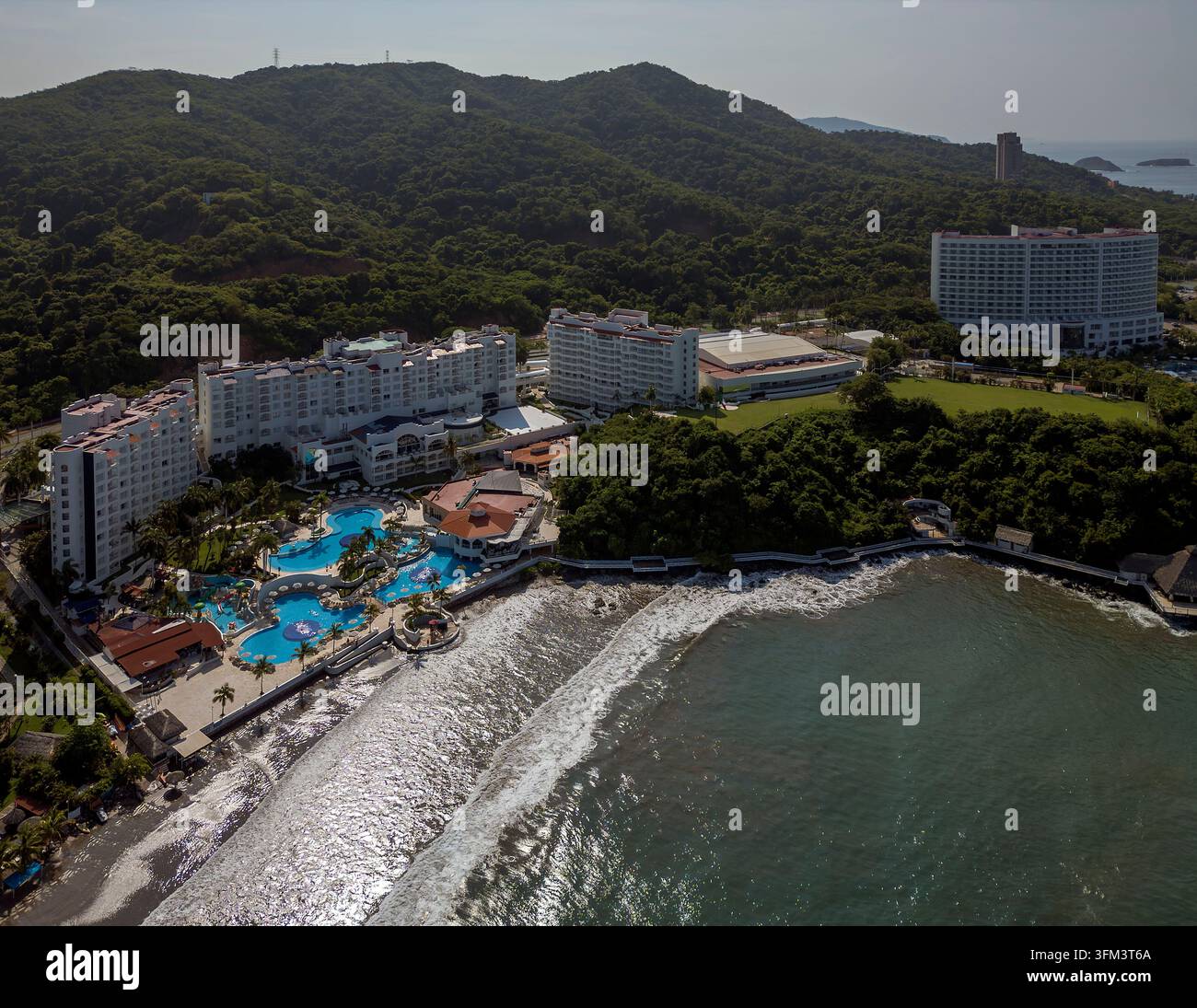 Vista aerea del complesso alberghiero Azul Ixtapa a Playa Linda, a nord di Ixtapa nel Guerrero, Messico. Gli edifici del resort sul lungomare e le piscine a Foto Stock