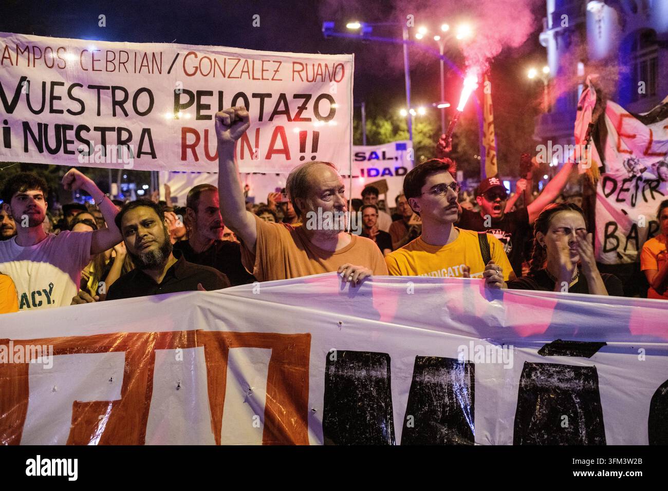 MADRID, SPAGNA – 26 SETTEMBRE 2026: Manifestanti durante la dimostrazione indetta dal Sindacato delle Inquiline e degli Inquilini (Sindicato de Inquilinas e Inquilinos) nel centro di Madrid. Migliaia di persone sono scese in piazza questo sabato per protestare contro lo sfratto di Maricarmen, un’87enne cacciata dalla casa in cui aveva vissuto per 71 anni, chiedendo misure urgenti contro la crisi abitativa e la speculazione immobiliare. Foto Stock