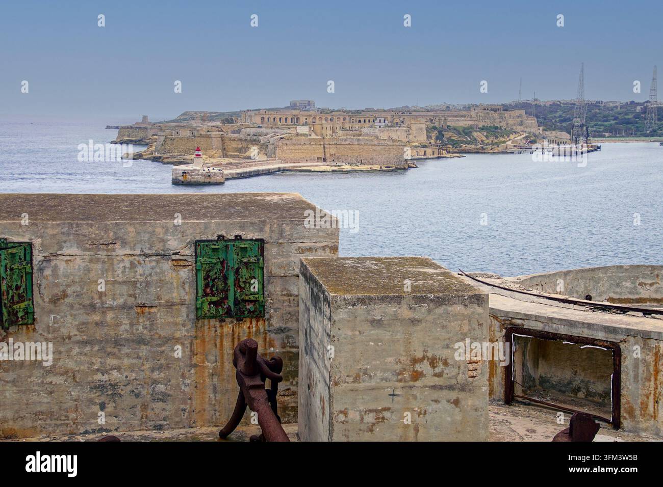 Vista sul porto da Fort St Elmo a Fort Rikasoli, Valletta, Malta Foto Stock