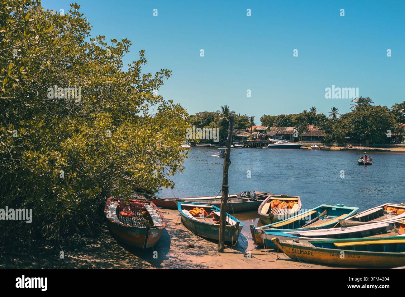 Immagine di un villaggio di pescatori rustico sulla costa di Bahia, nel nord-est del Brasile, con barche da pesca e case colorate nel centro storico Foto Stock