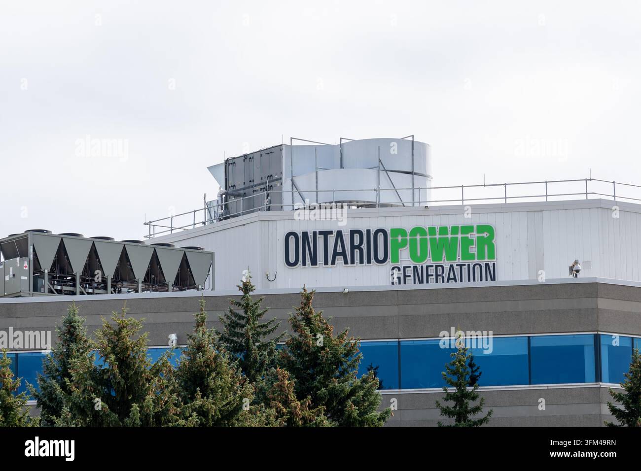 Branding di "Ontario Power Generation" sulla facciata esterna della sua sede centrale situata su Colonel Sam Drive a Oshawa, Ontario Foto Stock