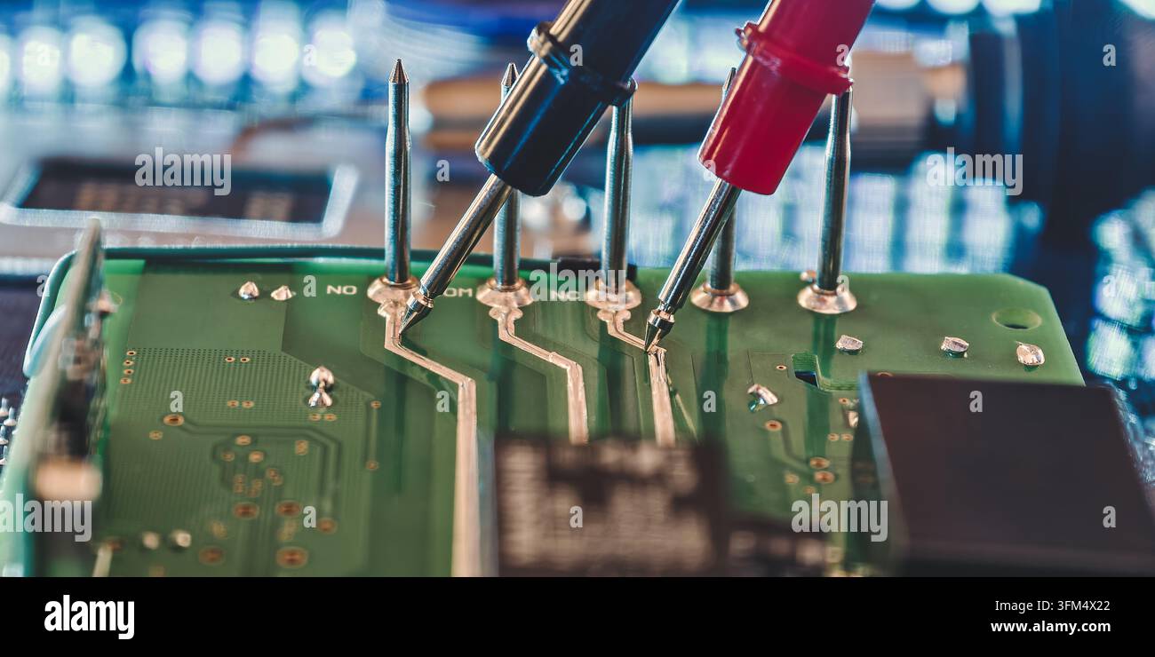 Test di circuito elettronico con sonde multimetro sui contatti relè per la diagnostica PCB e la risoluzione dei guasti elettrici Foto Stock