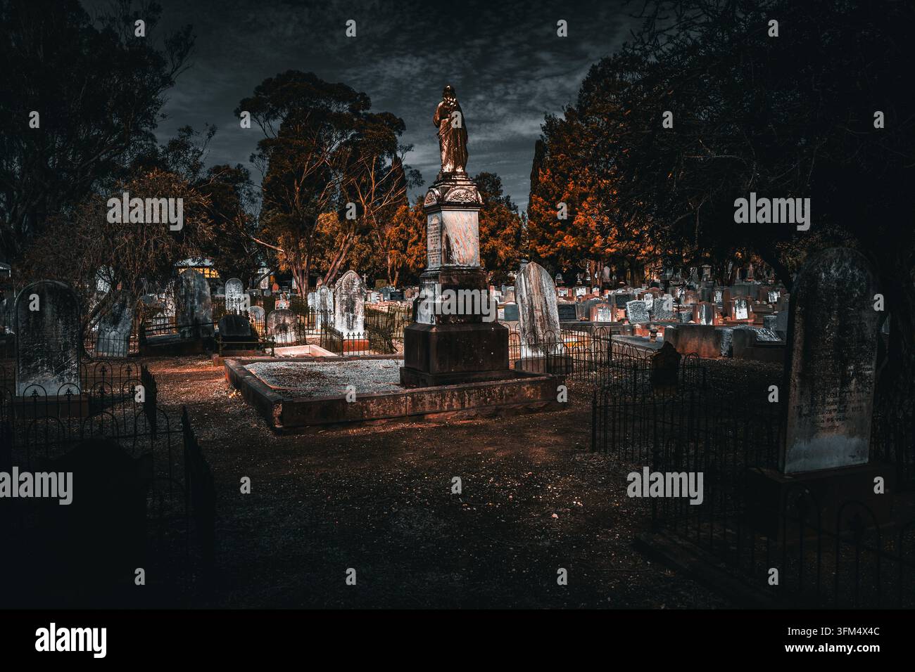 Questa è una foto di lapidi cimiteriali da utilizzare per Halloween o altri eventi e temi correlati Foto Stock