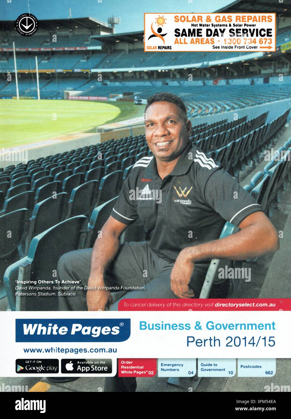 Scansione della copertina dell'annuario telefonico Perth White Pages 2014 2015 con il campione AFL David Wirrpanda al Patersons Stadium Subiaco Oval Foto Stock