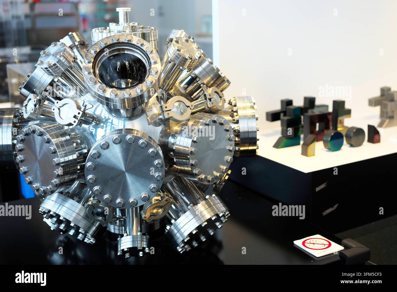 12 aprile 2025, Museo dei Materiali Industriali di Tsubame, Tsubame, Giappone: Una sfera di camera a vuoto in acciaio inossidabile ad alta precisione con più porte e Fl Foto Stock