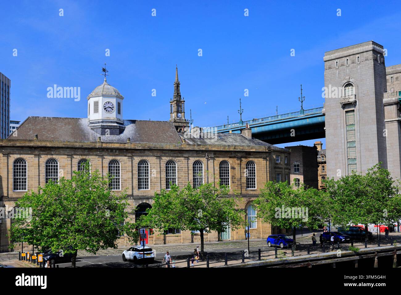 Il Guildhall sul Quayside e il ponte Tyne, Newcastle upon Tyne, Tyne and Wear, Inghilterra, Regno Unito Foto Stock