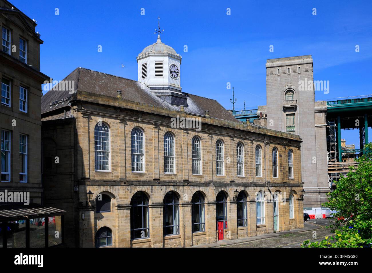 Il Guildhall sul Quayside e il ponte Tyne, Newcastle upon Tyne, Tyne and Wear, Inghilterra, Regno Unito Foto Stock