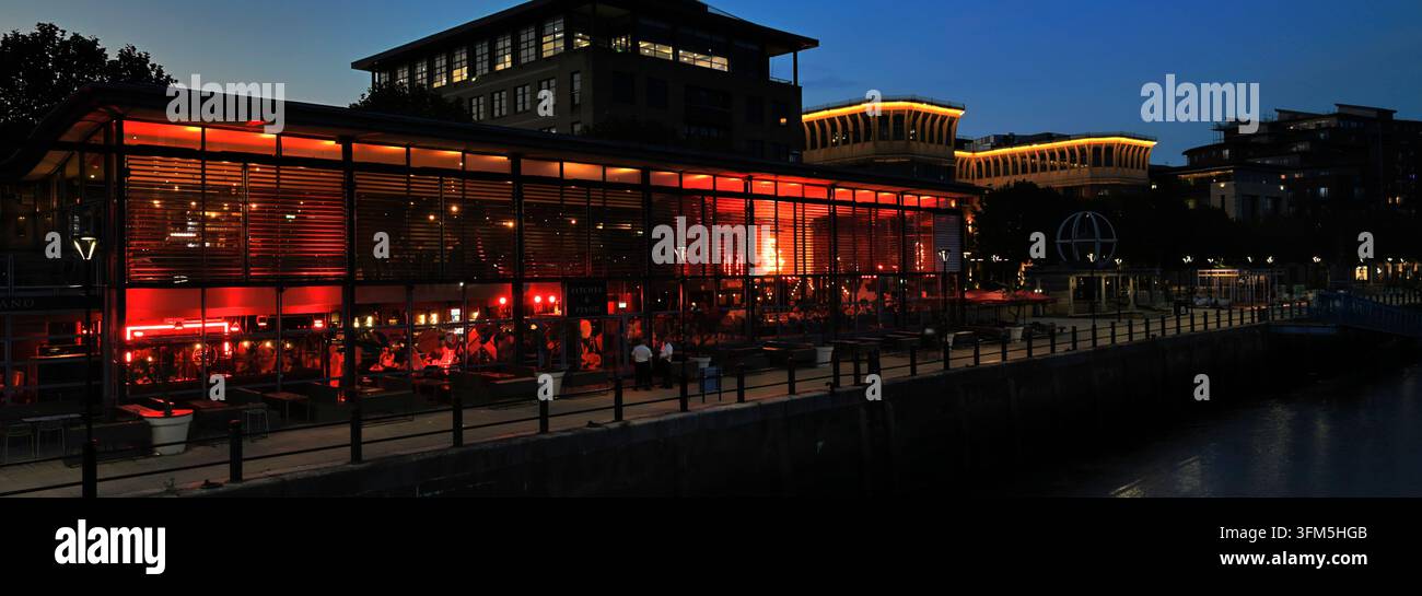 Il bar Pitcher and Piano sul Quayside, fiume Tyne, Newcastle upon Tyne, Tyne and Wear, Inghilterra, Regno Unito Foto Stock