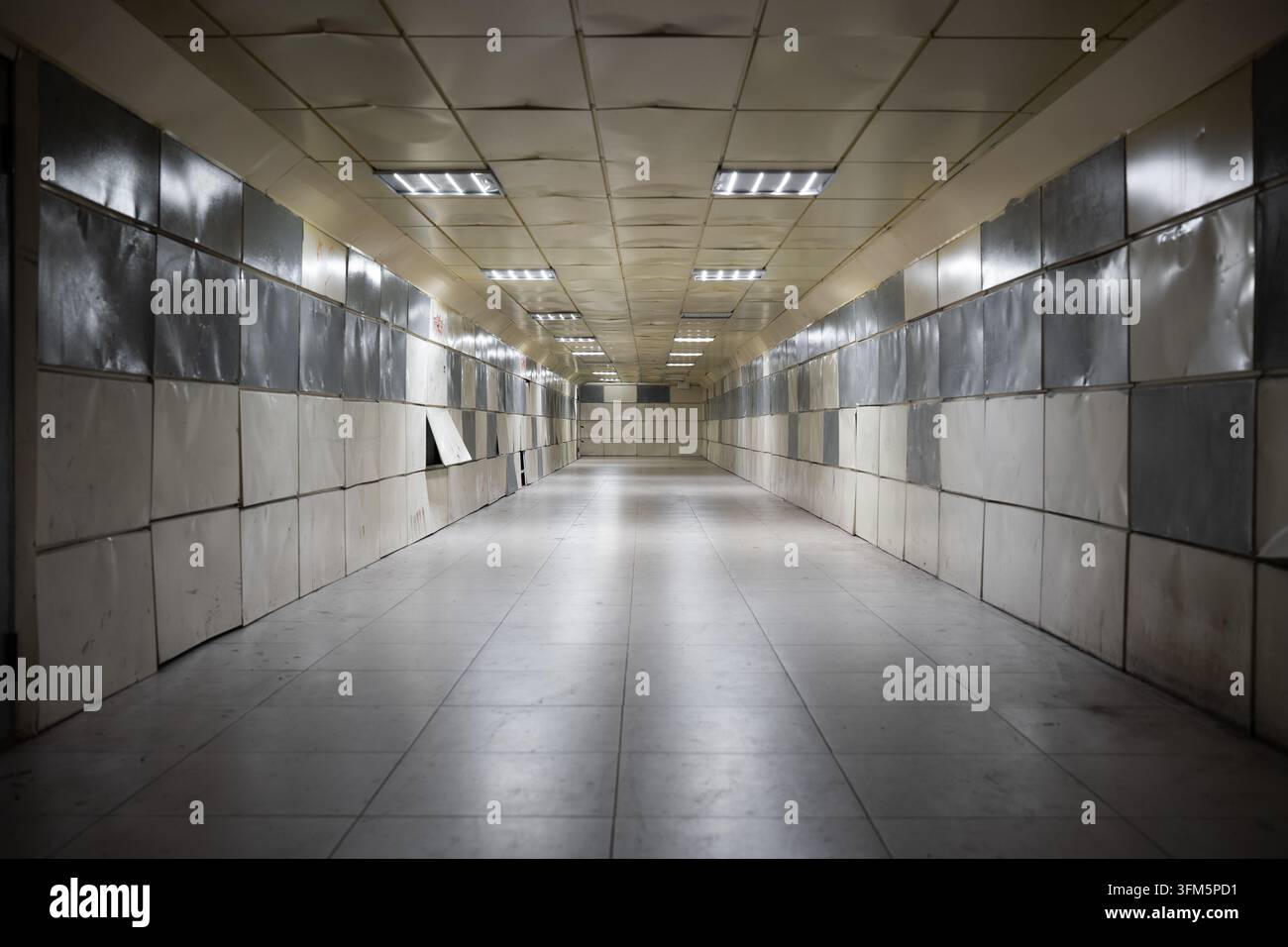 Struttura architettonica dei trasporti urbani moderni, costruzione di corridoi industriali durevoli e tema geometrico minimalista senza persone. Cinematico m Foto Stock
