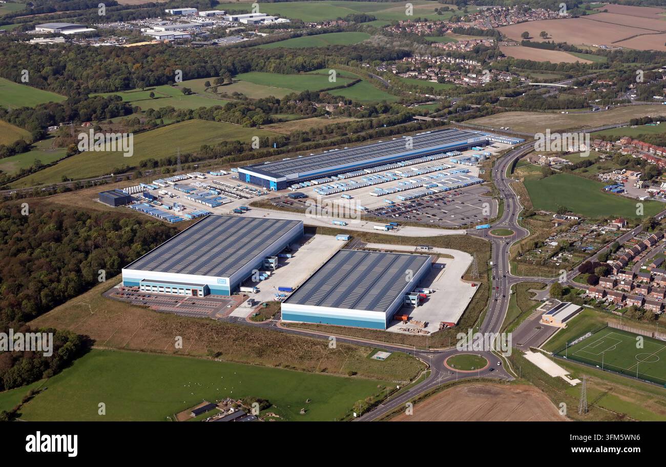 Veduta aerea dei magazzini di distribuzione dell'Evri Barnsley Hub al raccordo 39 della M1, Hoyland vicino a Barnsley, South Yorkshire (un edificio è Gem Imports) Foto Stock