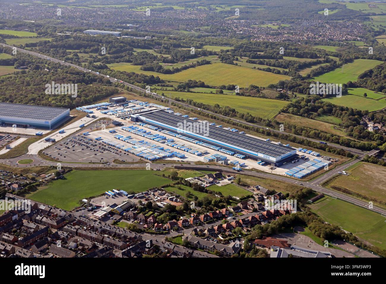 Vista aerea dei magazzini di distribuzione di Evri Barnsley Hub alla giunzione 39 della M1, Hoyland vicino a Barnsley, South Yorkshire (un edificio è di Gem Imports) Foto Stock