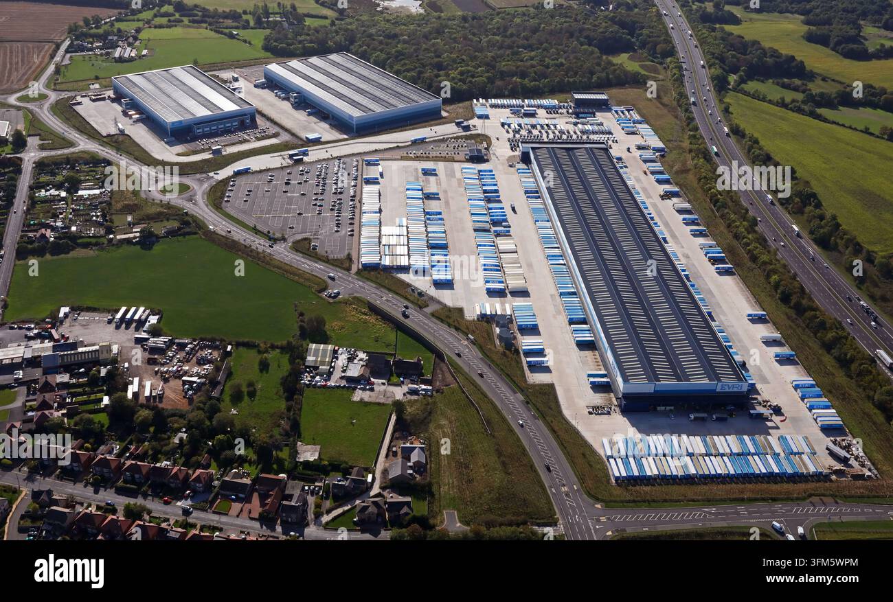 Vista aerea dei magazzini di distribuzione di Evri Barnsley Hub alla giunzione 39 della M1, Hoyland vicino a Barnsley, South Yorkshire (un edificio è di Gem Imports) Foto Stock
