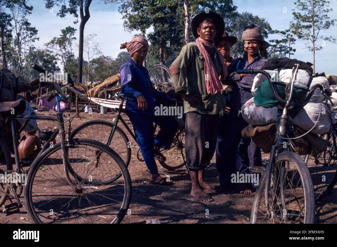 Autisti di carico in bicicletta da noleggiare al Camp 007, confine thailandese-cambogiano, nov. 1979. I rifugiati utilizzavano biciclette per trasportare carichi pesanti. Questo campo controllato dai Khmer Serei ospitava 80.000 rifugiati cambogiani Foto Stock