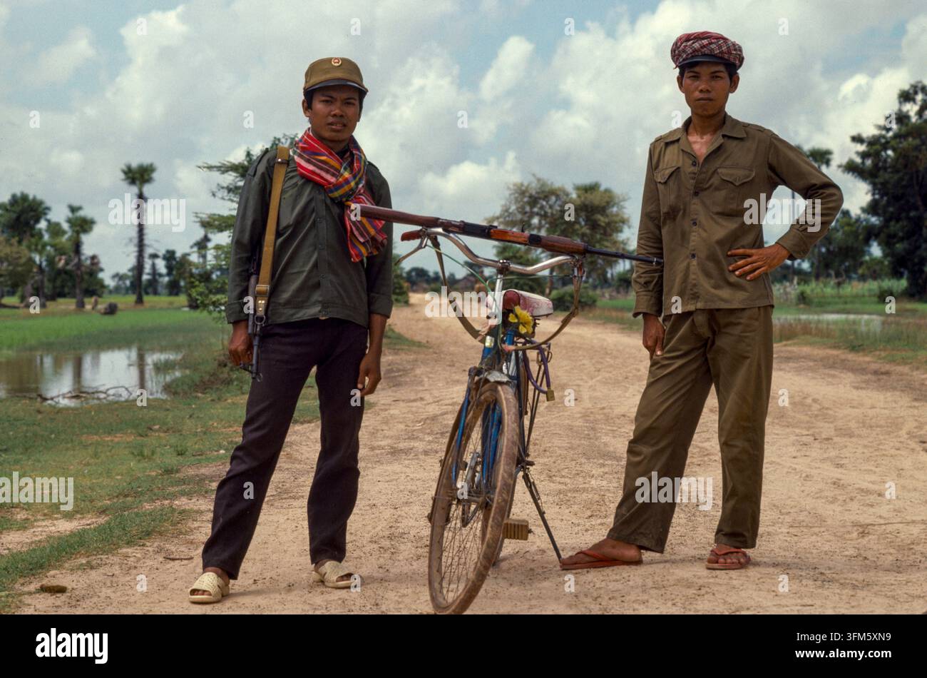 Un soldato cambogiano custodisce un ponte, la Cambogia rurale, 1987 Foto Stock