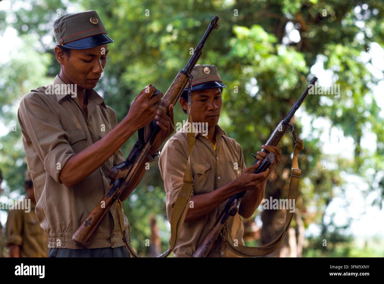 Cambogia: I soldati governativi addestrano milizie locali per il distretto di Dang Kaw, alla periferia di Phnom Penh. Mentre le truppe vietnamite si ritirano, più milizie vengono addestrate come forza di difesa locale. Foto Stock