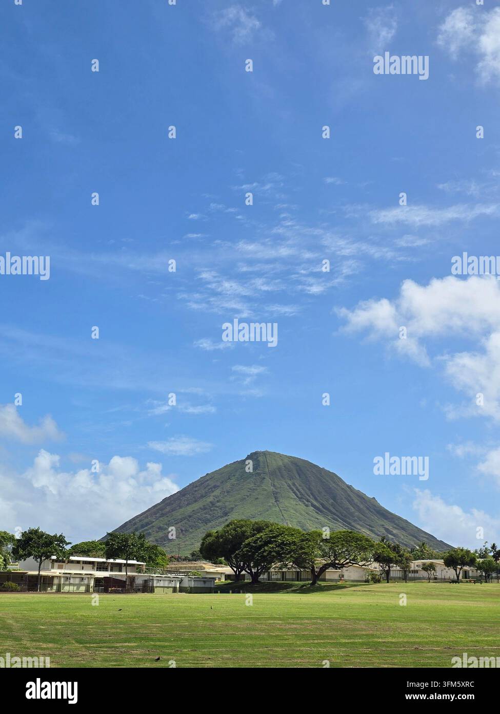 Cratero di Koko Head con sentiero escursionistico con scale sotto un cielo azzurro e nuvole bianche, Hawaii Kai, Oahu, Hawaii - Immagine stock catturata con smartphone