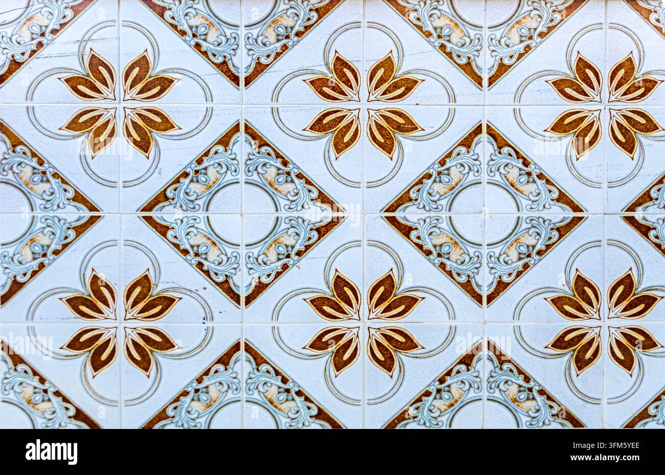 Primo piano di piastrelle decorative in ceramica tradizionali con un motivo geometrico e floreale ripetitivo a Setenil de las Bodegas, Andalusia, Spagna Foto Stock