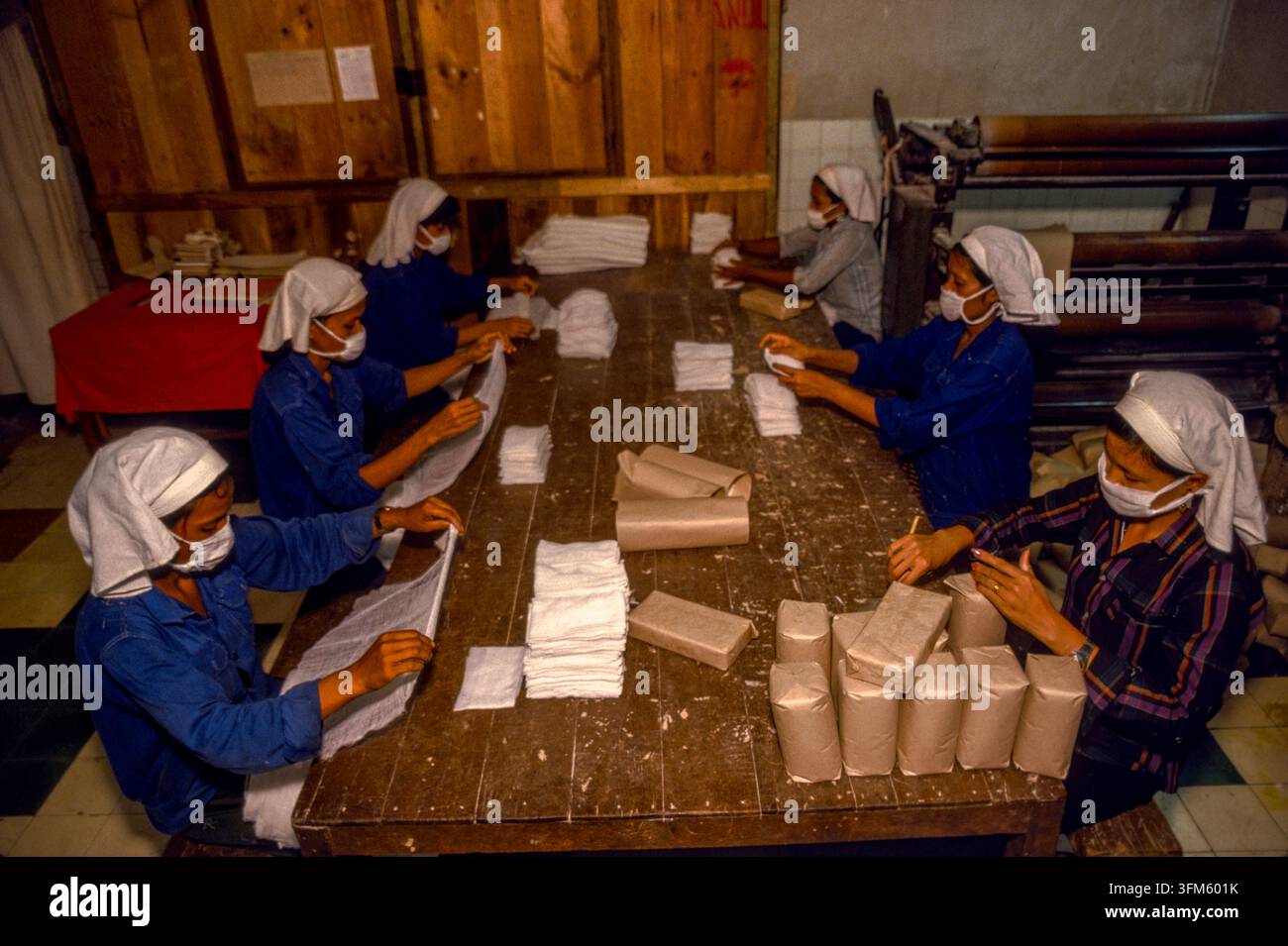 Donne che lavorano nella Fabbrica di Tessitura n. 5 che produce tessuti e altri prodotti tessili, Phnom Penh, Cambogia, settembre 1988 Foto Stock